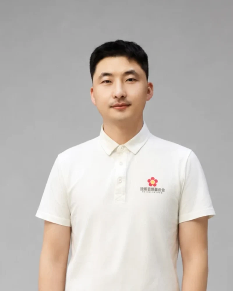 宋云鹏的半身工作照